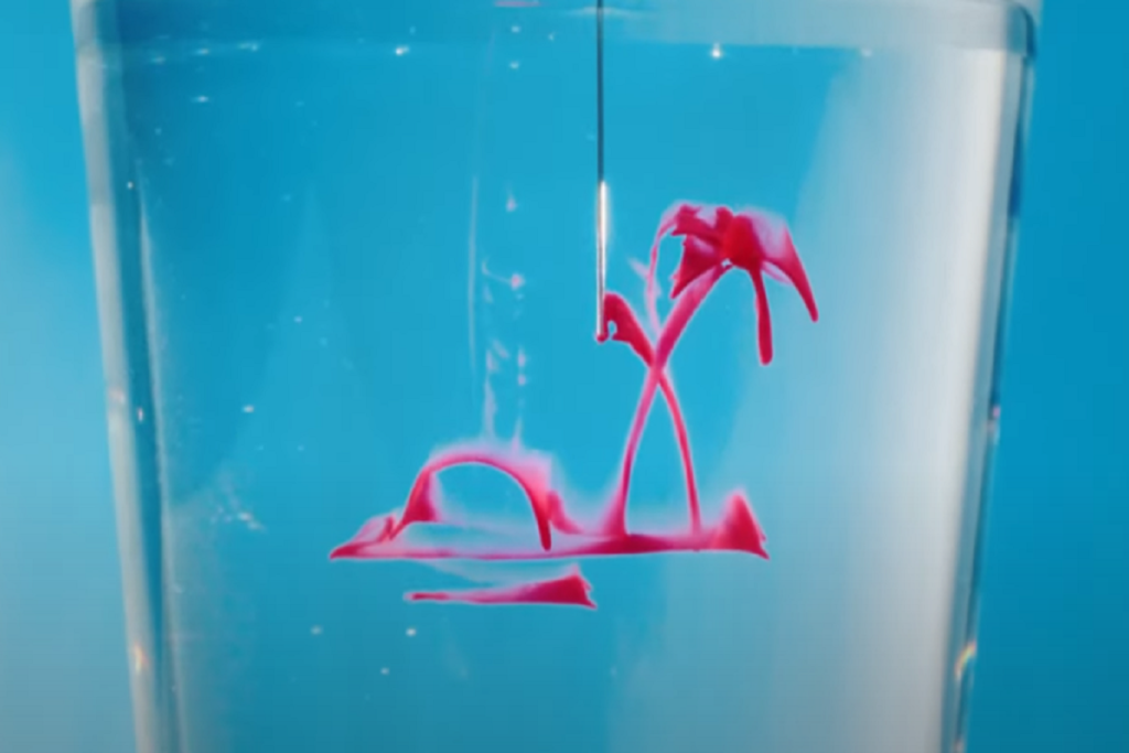 液中描画技術「LiDR」による3Dパターン　出典：サントリー